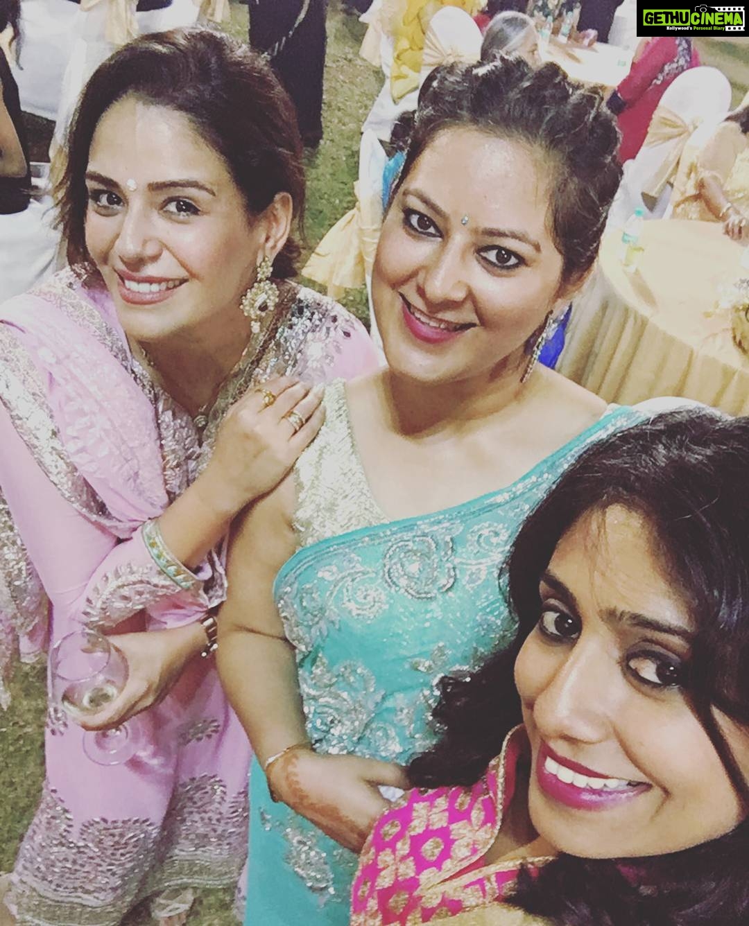Mona Singh Instagram - #gurkishaadi #friends4ever #shaadi #celebrations #joy #pink #laughs #punjabiweddings