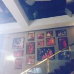 Mona Singh Instagram - hmmmmmm #thosestairs #familypics #thatwall