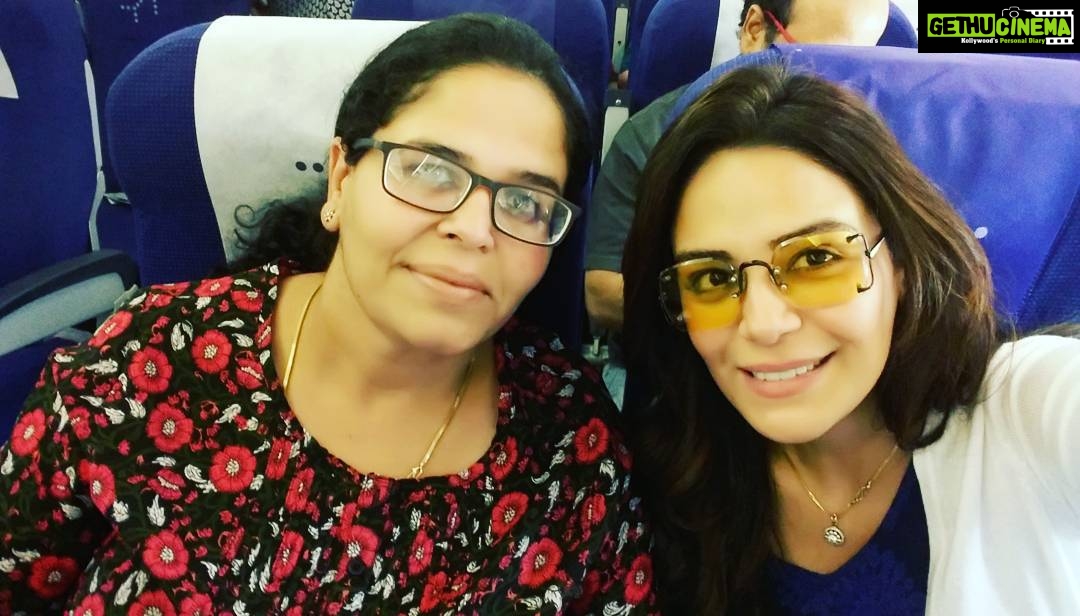 Mona Singh Instagram - Hey sister soul sister....... offf to goaaaaa #familytime #fun #goa #vacation #beach #happy #sisters