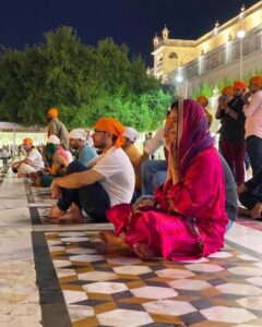 Mona Singh Instagram - Early morning Darshan #waheguru #goldentemple #amritsar @aamirkhanproductions @advaitchandan #junaidkhan Styled by @smriti.schauhan Hair n make by @rohroe Outfit by @heenakochharofficial
