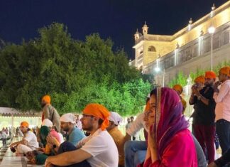 Mona Singh Instagram - Early morning Darshan #waheguru #goldentemple #amritsar @aamirkhanproductions @advaitchandan #junaidkhan Styled by @smriti.schauhan Hair n make by @rohroe Outfit by @heenakochharofficial