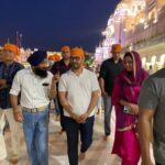 Mona Singh Instagram - Early morning Darshan #waheguru #goldentemple #amritsar @aamirkhanproductions @advaitchandan #junaidkhan Styled by @smriti.schauhan Hair n make by @rohroe Outfit by @heenakochharofficial