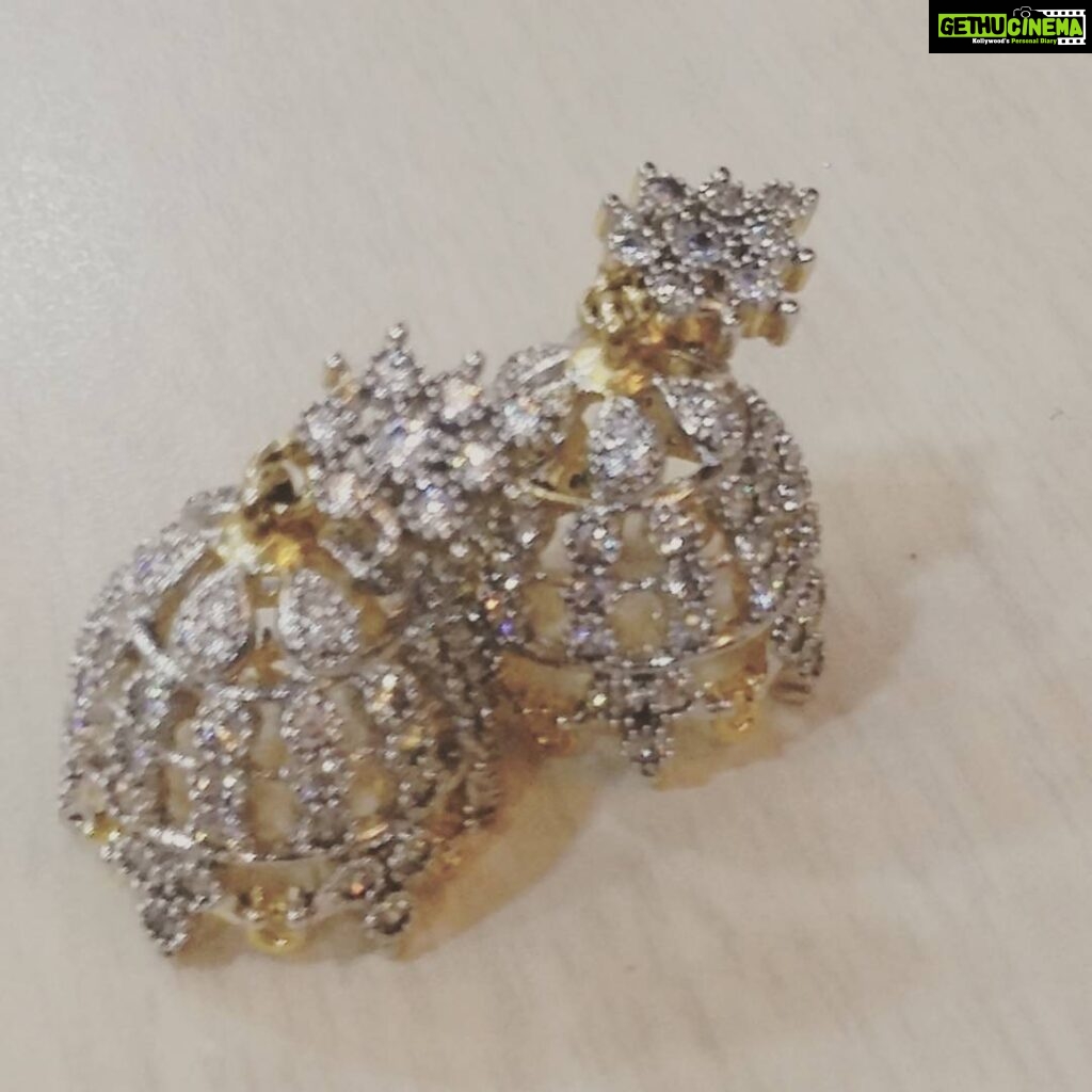 Mona Singh Instagram - Jewellery has the power to be this one little thing to make u feel Unique....... #diamond #earrings #dressup #atshoot #instamood #pyarkohojaanedo