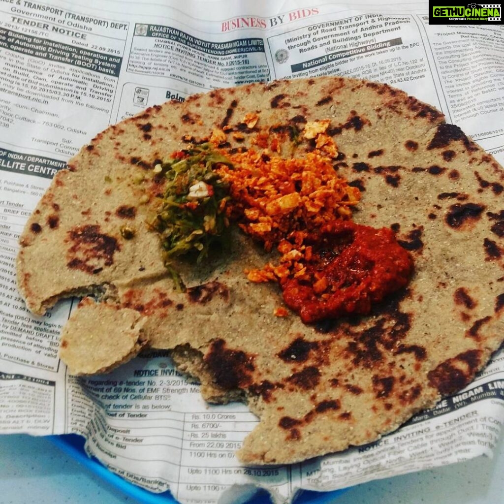 Mona Singh Instagram - yummy maharashtrian lunch...... #filmcity #shoots #spicy #hungry #dilicious #authentic #maharashtra #mumbai #simplefood #mehappy #instafood #instafilling #instagood
