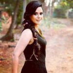 Mona Singh Instagram - #photoshoot #pose #strikeapose #bohosoul #boho #gypsysoul #flykicks #homecoming #mumbai #desigal #rainbow #sunrise #rain #musicismyescape