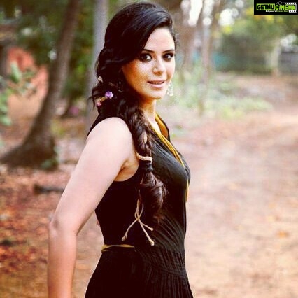 Mona Singh Instagram - #photoshoot #pose #strikeapose #bohosoul #boho #gypsysoul #flykicks #homecoming #mumbai #desigal #rainbow #sunrise #rain #musicismyescape