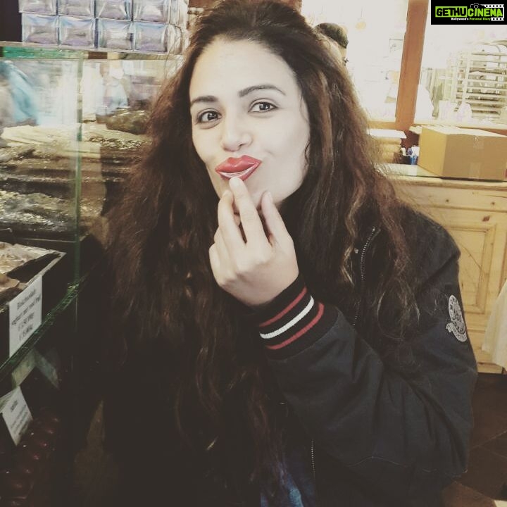 Mona Singh Instagram - #chocolateonmylips #redvelvet #redlips #chocolatefactory #picoftheday #pouting #mint #instamood #instasize #instagood #instadaily #lifestyle #lifeissweet