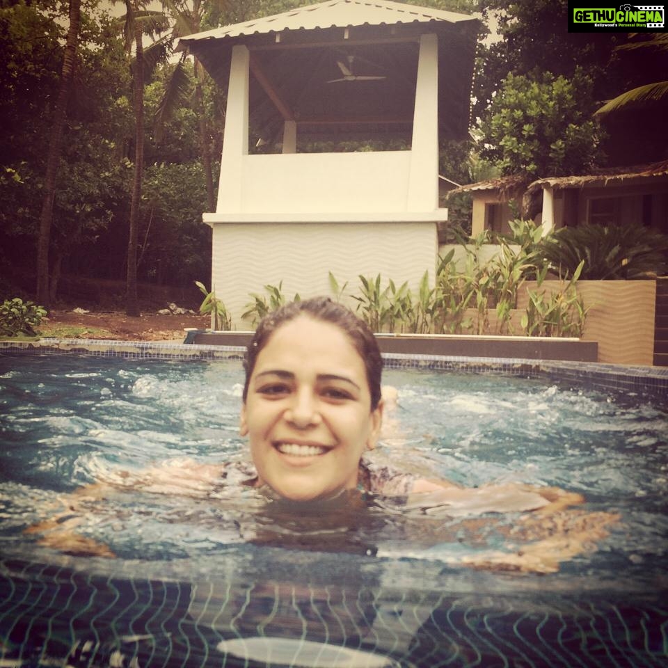 Mona Singh Instagram - #swimmingpool #earlybird #lovemylife #lovewatido #vacation #goa #pictures #instamood #instahub