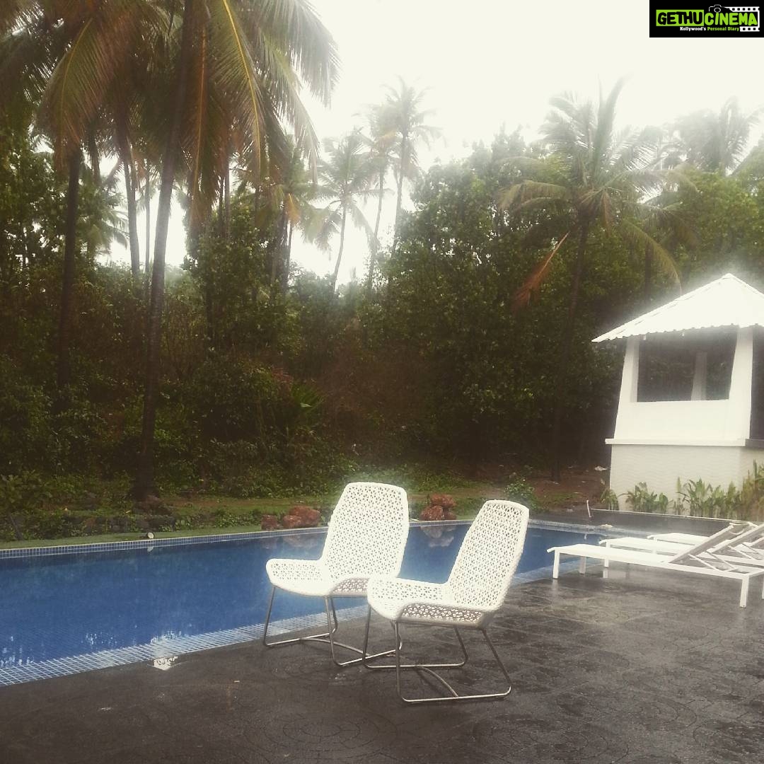 Mona Singh Instagram - #funtimes #poolside #cantgetbetter