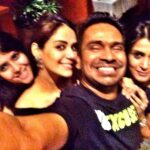 Mona Singh Instagram - #funtimes #friendship #food #funmoment #pose #positive #laughter @ekmainaurektu7