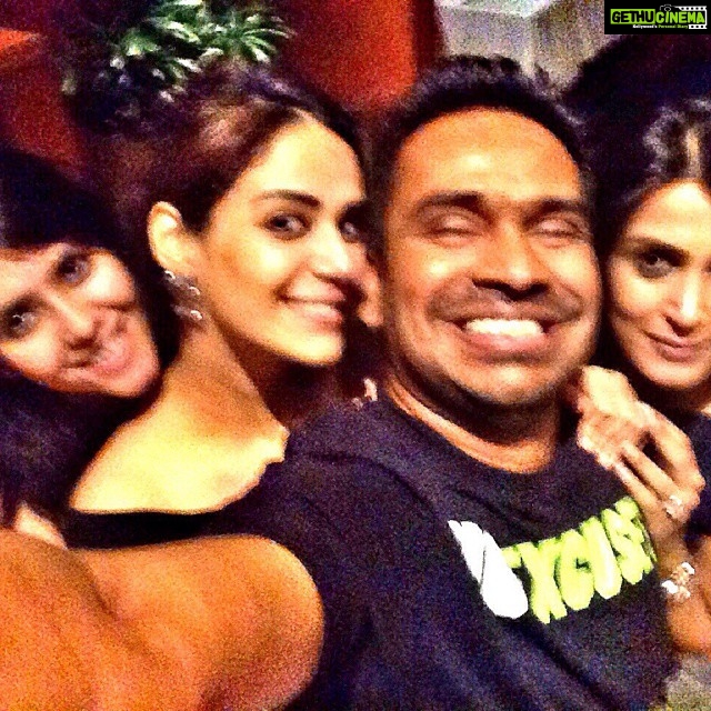 Mona Singh Instagram - #funtimes #friendship #food #funmoment #pose #positive #laughter @ekmainaurektu7