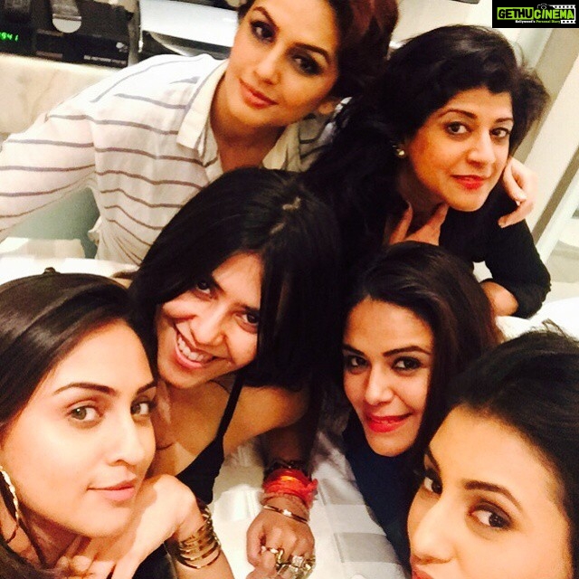Mona Singh Instagram - #fun #madness #friends #happy #love #lights #redlips #selfies #instamoment #instaclick @ekmainaurektu7