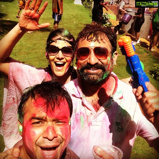 Mona Singh Instagram - #pics #poses #happy #friends #lifeisgood #holi @ashishakapoor