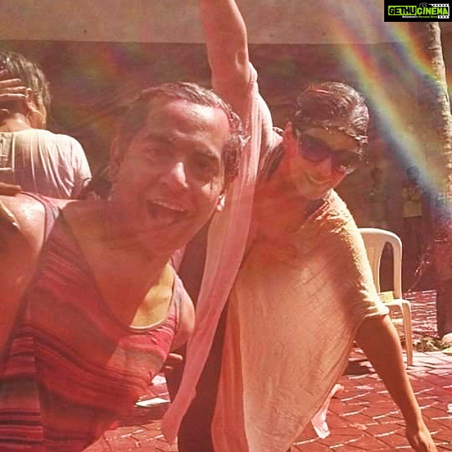 Mona Singh Instagram - #dance #bollywoodstyle #desi #fun #madness #friends #happy #love #holi #colours #bright #sunshine #rainbow #instaclick #instamoment #instafun @gauravgera