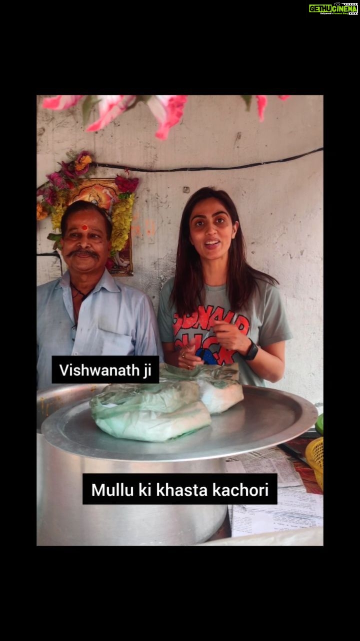 Monica Khanna Instagram - नमस्कार, ये हैं हमारे विश्वनाथ जी जिनकी हाथ की खस्ता कचोरी खा के हम बड़े हुए हैं।🌻🌻 कभी कभी जिंदगी में कुछ ऐसी परिस्थिति आ जाती हैं जब आप हताश हो जाते हैं और खुद पर से विश्वास भी उठ जाता है।🌻 उस खुद पर विश्वास को लाने में जो मेहनत लगती है उस पर इन्होंने विजय प्राप्त की है।🙏 और कभी भी हिम्मत न हारने का जज्बा इनका काबिले तारीफ है। मेहनत करने की कोई उम्र नहीं होती इसका जीता जागता उदाहरण हैं ये। गिरकर वापस खड़े होना इसी का नाम जिंदगी है।।🌻🌻 अगर आप लखनऊ में हैं तो इनके खस्ता कचोरी का आनंद लेना मत भूलना। He deserve all the love n popularity❤️❤️❤️ Plz visit him n show your love 📍पुल मोती लाल बड़ी काली जी मंदिर चौंक, लखनऊ Lucknow, Uttar Pradesh
