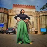 Monica Khanna Instagram - Cherish your yesterdays, dream your tomorrows and live your todays.....🌻🌻🌻 #travelreels #indoregram #harharmahadevॐ #omnamahshivay #bambambhole #hindu #indore_city #indianfood #t20 #travelindia #travelpics Jam Gate