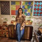 Monica Khanna Instagram - We, humans,are like stars constantly burning while others think we are shining🌻🌻 @theuntoldscript @thepeddlers.in must visit this cute cafe whenever you are in lucknow❤️ #lucknowcity #nawabonkasheher #cafe #peddlerscafe #cute #trendingphoto #photographyeveryday #loveandshine The Peddler's Cafe