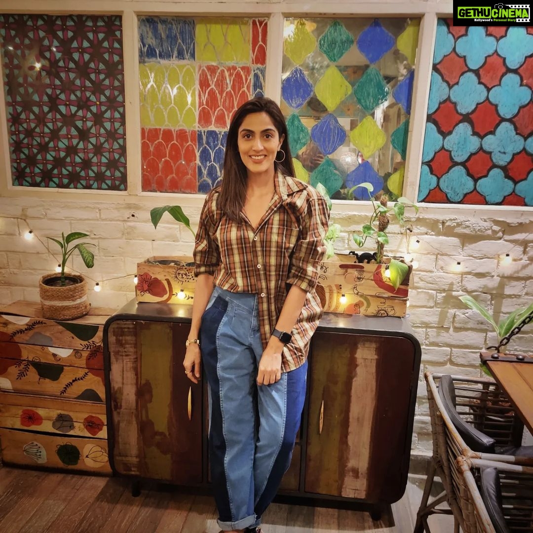 Monica Khanna Instagram - We, humans,are like stars constantly burning while others think we are shining🌻🌻 @theuntoldscript @thepeddlers.in must visit this cute cafe whenever you are in lucknow❤️ #lucknowcity #nawabonkasheher #cafe #peddlerscafe #cute #trendingphoto #photographyeveryday #loveandshine The Peddler's Cafe