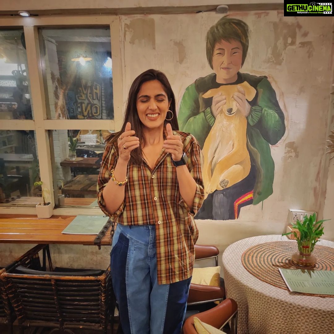 Monica Khanna Instagram - We, humans,are like stars constantly burning while others think we are shining🌻🌻 @theuntoldscript @thepeddlers.in must visit this cute cafe whenever you are in lucknow❤️ #lucknowcity #nawabonkasheher #cafe #peddlerscafe #cute #trendingphoto #photographyeveryday #loveandshine The Peddler's Cafe