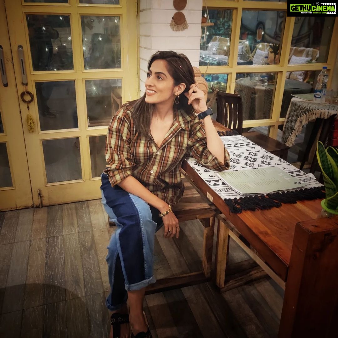 Monica Khanna Instagram - We, humans,are like stars constantly burning while others think we are shining🌻🌻 @theuntoldscript @thepeddlers.in must visit this cute cafe whenever you are in lucknow❤️ #lucknowcity #nawabonkasheher #cafe #peddlerscafe #cute #trendingphoto #photographyeveryday #loveandshine The Peddler's Cafe