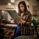 Monica Khanna Instagram - We, humans,are like stars constantly burning while others think we are shining🌻🌻 @theuntoldscript @thepeddlers.in must visit this cute cafe whenever you are in lucknow❤️ #lucknowcity #nawabonkasheher #cafe #peddlerscafe #cute #trendingphoto #photographyeveryday #loveandshine The Peddler's Cafe