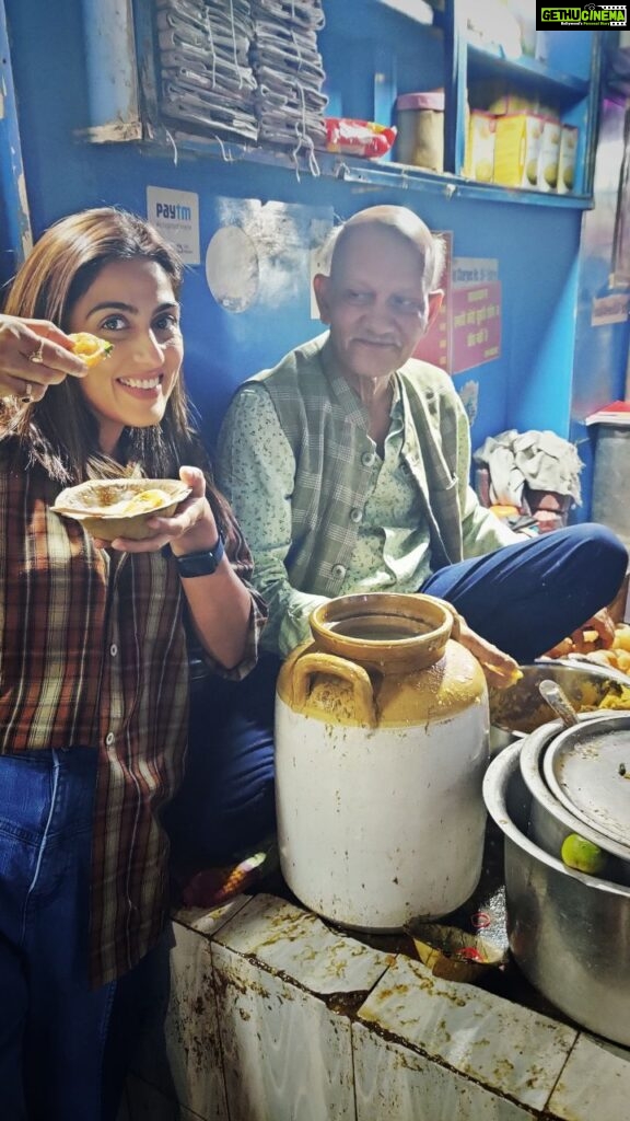 Monica Khanna Instagram - Yaar ye chaat waale uncle ko mumbai leke chalo.... Paani Puri of📍 "Shukla chaat"near cathedral school HAZRATGANJ❤️❤️ #ɪɴsᴛᴀʀᴇᴇʟs #reels #viralvideos #streetfood #foodlover #panipuri #streetfoodindia #lucknowblogger #panipurilovers #streetfoodlucknow Lucknow, Uttar Pradesh