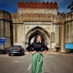 Monica Khanna Instagram – Cherish your yesterdays, dream your tomorrows and live your todays…..🌻🌻🌻

#travelreels #indoregram #harharmahadevॐ #omnamahshivay #bambambhole #hindu #indore_city #indianfood #t20 #travelindia #travelpics Jam Gate