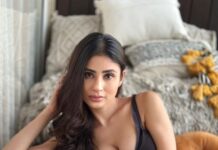 Mouni Roy Instagram - Sometimes it’s all very Murakami….💭
