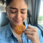 Mrunal Thakur Instagram – Dabba 🥹
#chakliiloveyoutothemoonandback
#karanjee- kuthe Hotis tu 😭