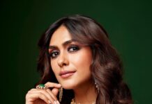 Mrunal Thakur Instagram - Alexa Play Tumhe jo maine dekha 💕 #vibe #saree #sareelove Outfit @gopivaiddesigns @amigos.rizwan Jewellery @anmoljewellers @dipublicrelations Hair and make up: @bhavyaarora Assisted by: @ _praveenvarma Styled by @nupur_p @garvivdesai Style team @ira_bindal @nami.tales Photos: @kewalchholak