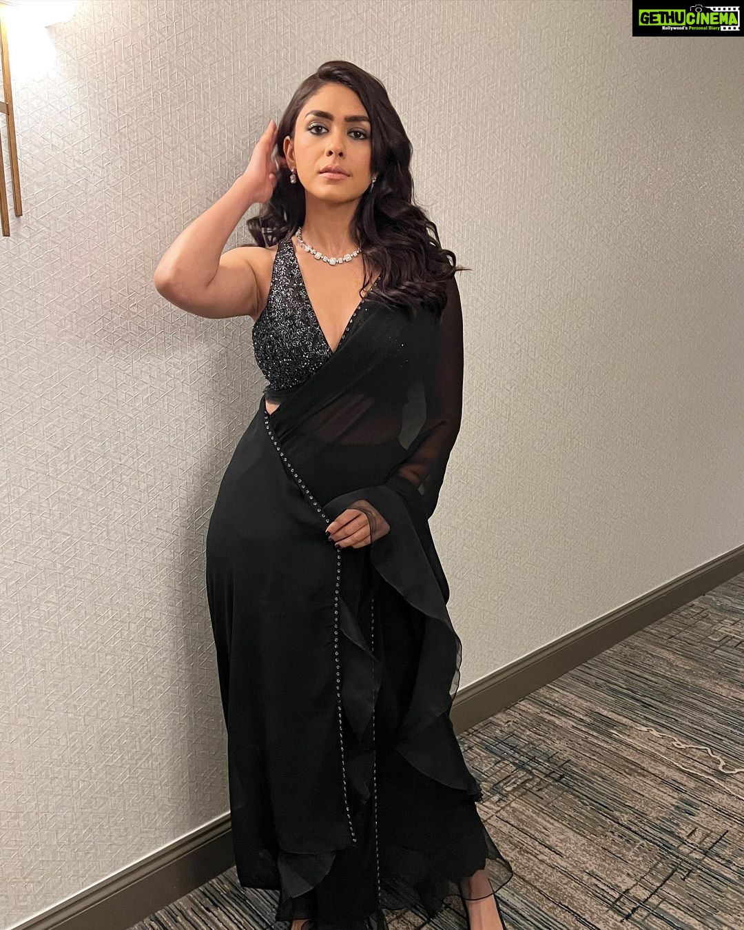 Mrunal Thakur Instagram - 🖤🖤🖤 #newjersey