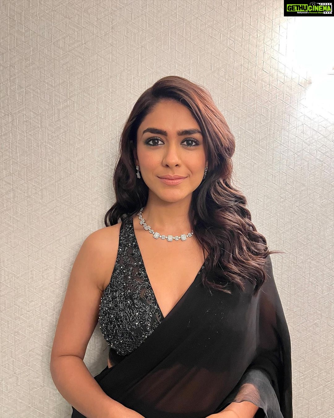 Mrunal Thakur Instagram - 🖤🖤🖤 #newjersey