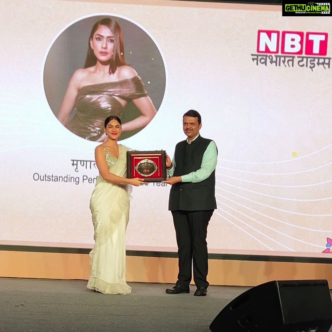 Mrunal Thakur Instagram - Thank you Mr Thakur and Rekha ji for inviting me to Navbharat Time Utsav. A heartiest congratulations to you on completing 72 successful and wonderful years, there are going to be many many more years. It was truly an honour to have received the award by honourable deputy CM, Sir Fadnavis ji. I’d like to thank you and your team for always supporting my art and showing immense love and respect for me. The award of ‘Outstanding performer of the year’ really means a lot to me as an artist and this coming from NBT makes it even more special. I wish you all the best, keep making our nation proud!
