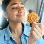 Mrunal Thakur Instagram – Dabba 🥹
#chakliiloveyoutothemoonandback
#karanjee- kuthe Hotis tu 😭