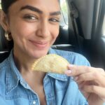 Mrunal Thakur Instagram – Dabba 🥹
#chakliiloveyoutothemoonandback
#karanjee- kuthe Hotis tu 😭