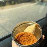 Mrunal Thakur Instagram – Dabba 🥹
#chakliiloveyoutothemoonandback
#karanjee- kuthe Hotis tu 😭