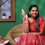 Nakshathra Nagesh Instagram – Skin eppovum palapalapa fresh-ah irukka intha 5 tips follow panna marakkatheenga! Tip no. 5 kandippa senju parunga! 😊

Himalaya presents all new ‘Ayurveda Sandal Glow’ soap made out of Sandalwood oil and Ayurvedic Chandanadhi Ropana Tailam! 😁

#Himalaya #SandalwoodSoap #HimalayaSandalGlowSoap #sandal #sandalsoap #glowingskin #ayurveda