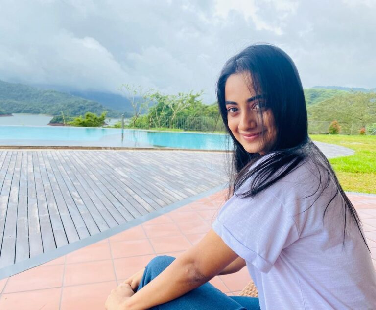 Namitha Pramod Instagram - Okay Mother Nature,I see you flexing ♥️ #missingmylonghair #sunscreenandlipbalmcouplegoals