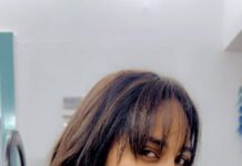 Nandita Swetha Instagram - Comment below who all can connect with this😝😝 . . #frizzyhair #frizzyhairdontcare