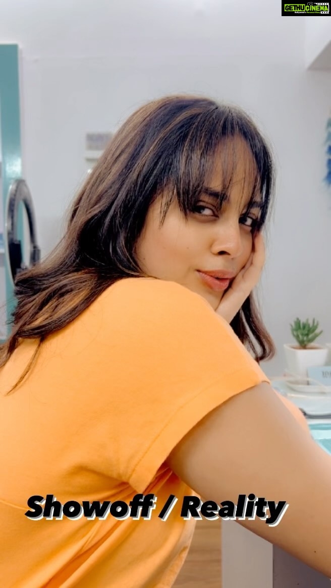 Nandita Swetha Instagram - Comment below who all can connect with this😝😝 . . #frizzyhair #frizzyhairdontcare