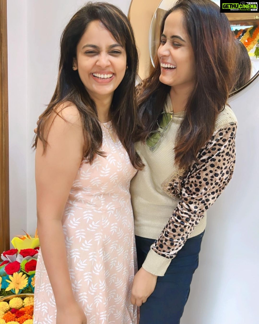 Nandita Swetha Instagram - Hey jinke,congratulations on your new home❤️ must say u hav achieved so so much professionally,n personally too and for sure that wasn’t easy I know,but still u made it❤️ u deserve all the happiness in the world❤️ So proud of you darling❤️🥰 Way to go girl❤️❤️ @nanditaswethaa P.S: swipe left for more pics😂😅 #decadesfriendship #nandithashwetha #jinke #hemalathavj #hforhema #actor #anchor #friendsforever Bangalore, India
