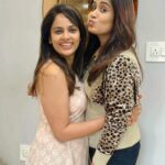 Nandita Swetha Instagram - Hey jinke,congratulations on your new home❤️ must say u hav achieved so so much professionally,n personally too and for sure that wasn’t easy I know,but still u made it❤️ u deserve all the happiness in the world❤️ So proud of you darling❤️🥰 Way to go girl❤️❤️ @nanditaswethaa P.S: swipe left for more pics😂😅 #decadesfriendship #nandithashwetha #jinke #hemalathavj #hforhema #actor #anchor #friendsforever Bangalore, India
