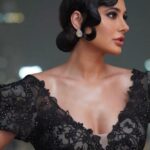 Nargis Fakhir Instagram - Old School Glam .. . . . . Hair @aamirnaveedhair MUA @iamgigiiiii Abu Dhabi, United Arab Emirates