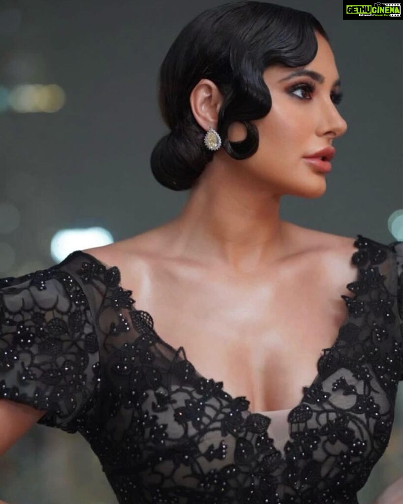 Nargis Fakhir Instagram - Old School Glam .. . . . . Hair @aamirnaveedhair MUA @iamgigiiiii Abu Dhabi, United Arab Emirates