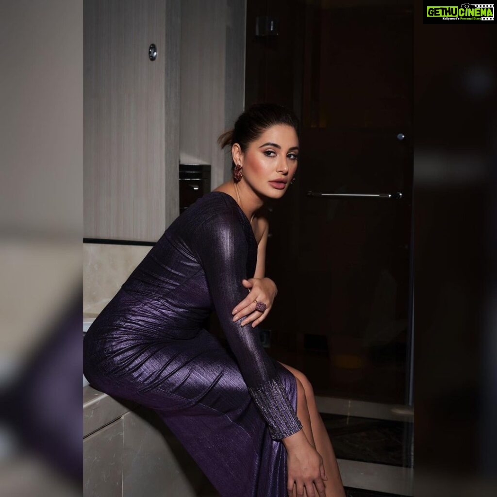 Nargis Fakhir Instagram - Outer beauty attracts but inner beauty captivates. . . . . . . Make up @makeup.yasmin #ellebeautyawards #ellemagazine #awards #beauty #mumbai #style #team @alliaandnayaab ❤️ Outfit - @namratajoshipura Jewellry - @swarovski Footwear - @aands_official @ascend.rohank @mahakbrahmawar ❤️ Mumbai, Maharashtra