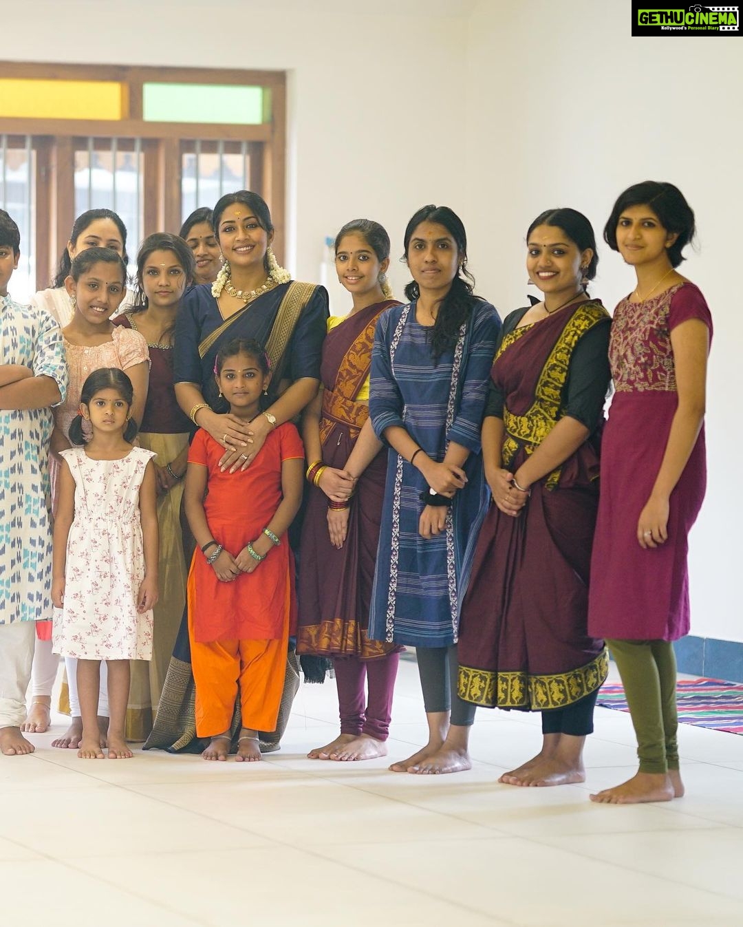 Navya Nair Instagram - Started my new classes on this auspicious day to the selected students for MAATHANGI .. A proper inauguration will be done at a later stage , where a lot more students can enroll , but I am cutting down on numbers as of now , just to have more focus .. May lord Ganesha and Nataraja bless all of us and these children for a bright future .. For me , this moment is so important , as my guru Manu Master asked me to start teaching , a new phase of my life as a teacher ( i dont call myself guru , am not there yet ) .. I wish and I pray that I could transfer whatever is been taught by my Guruβs to all my students in the purest form as I could .. I wish I could do justice to this art form .. Thanking almighty , gratitude ππ»ππ»ππ» And to my dear students , be whatever your age , just have trust on me .. I am there for your ultimate success through whatever ways I can ππ»ππ»ππ» #tanjorebani #newbeginnings #vidyarambham #lokasamsasthasughinobhavandu #danceislife #danceitout #bharatanatyam #bharatanatyam