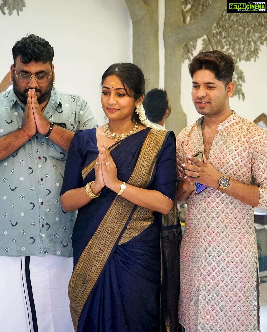 Navya Nair Instagram - Started my new classes on this auspicious day to the selected students for MAATHANGI .. A proper inauguration will be done at a later stage , where a lot more students can enroll , but I am cutting down on numbers as of now , just to have more focus .. May lord Ganesha and Nataraja bless all of us and these children for a bright future .. For me , this moment is so important , as my guru Manu Master asked me to start teaching , a new phase of my life as a teacher ( i dont call myself guru , am not there yet ) .. I wish and I pray that I could transfer whatever is been taught by my Guruβs to all my students in the purest form as I could .. I wish I could do justice to this art form .. Thanking almighty , gratitude ππ»ππ»ππ» And to my dear students , be whatever your age , just have trust on me .. I am there for your ultimate success through whatever ways I can ππ»ππ»ππ» #tanjorebani #newbeginnings #vidyarambham #lokasamsasthasughinobhavandu #danceislife #danceitout #bharatanatyam #bharatanatyam