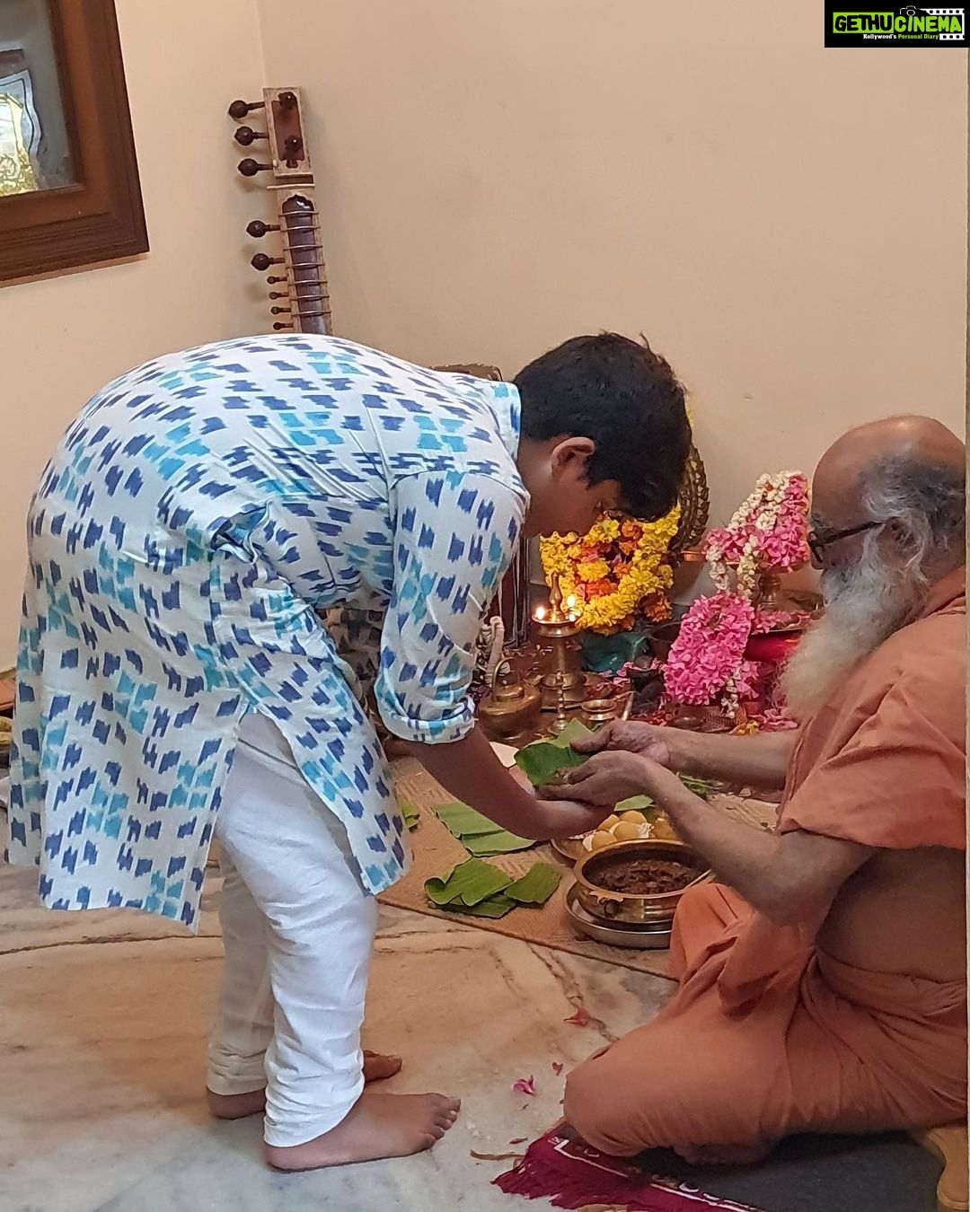 Navya Nair Instagram - Gurubhyo namah !!! With guru manu master ..