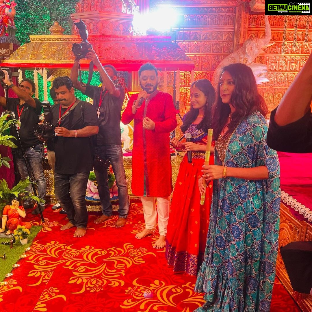 Navya Nair Instagram - Some random ❤️❤️❤️ #kalyannavaratri Had such a wonderful navaratri evening with kalyan group .. sharing some photos of happiness .. thank u Ramesh Kalyan for the invite .. Am so happy that i could make it this time .. What an array of bomma kollus .. blissful .. felt @ home .. The whole family’s hospitality and humility 🙏🏻🙏🏻🙏🏻 #kalyannavarathri #bommakollu #navaratri #rejoining #blisfullnight #firstofakind #gratitude #godisgreat Muh @sijanmakeupartist Styling @sabarinathk_ Jewellery @meralda.jewels Blouse @bloom_by_priyanka @habits_18422