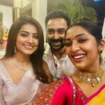 Navya Nair Instagram – With beautiful @realactress_sneha and @prasanna_actor .. so happy to have met you after so long prasanna 🤗🤗🤗

#kalyannavaratri 
Had such a wonderful navaratri evening with kalyan group .. sharing some photos of happiness .. thank u Ramesh Kalyan for the invite .. Am so happy that i could make it this time .. What an array of bomma kollus .. blissful .. 
felt @ home .. The whole family’s  hospitality and humility 🙏🏻🙏🏻🙏🏻

#kalyannavarathri 
#bommakollu 
#navaratri 
#rejoining
#blisfullnight 
#firstofakind
#gratitude 
#godisgreat